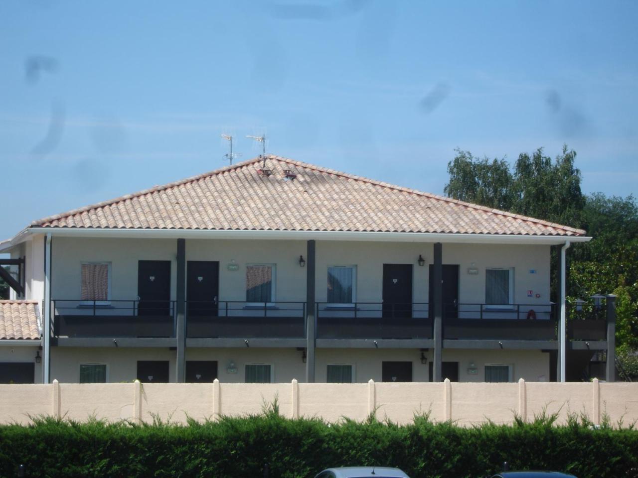 Hotel Restaurant Les Bruyeres Saint-Médard-en-Jalles Exterior photo