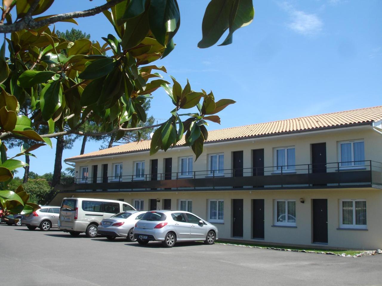 Hotel Restaurant Les Bruyeres Saint-Médard-en-Jalles Exterior photo